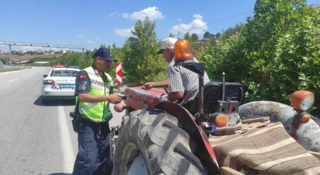 Balıkesirde jandarmadan traktör ve alkol denetimi