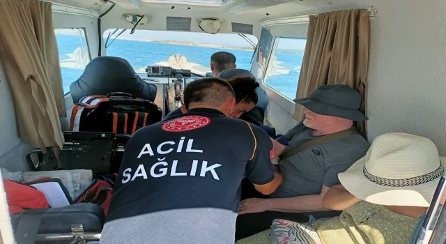 Balıkesirin Ayvalık açıklarında rahatsızlanan vatandaşa tıbbı tahliye