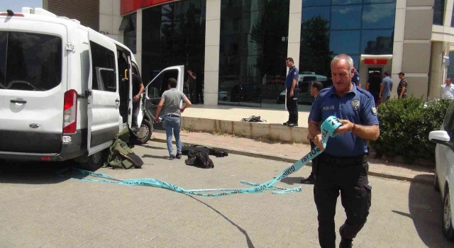 Banka şubesinin önüne bırakılan çanta paniğe neden oldu