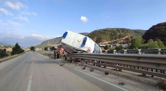 Bariyerlere çarpan ambulansta bulunan hasta hayatını kaybetti