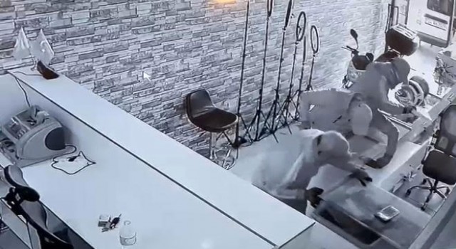 Başakşehirde kar maskeli 5 hırsız 700 bin TLlik soygun yaptı