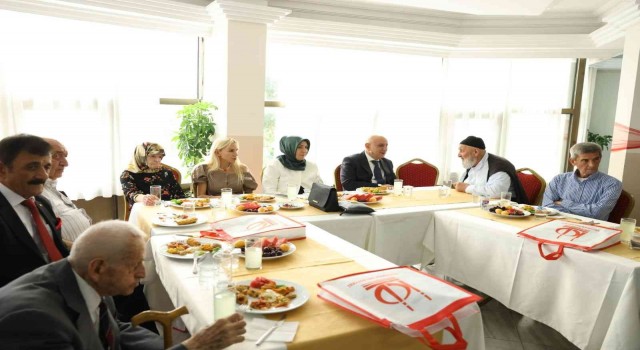 Başkan Altınoktan huzurevine Kurban Bayramı ziyareti