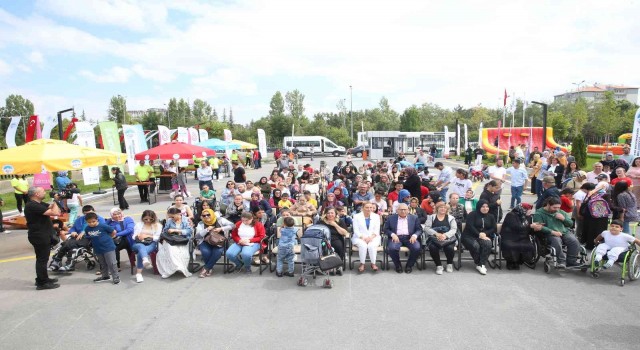Başkan Büyükkılıç, özel öğrencilerin karnelerini dağıttı