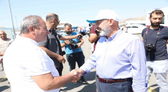 Başkan Çolakbayrakdar, Türkiyeye örnek olan kurban yerinde vatandaşlarla bayramlaştı