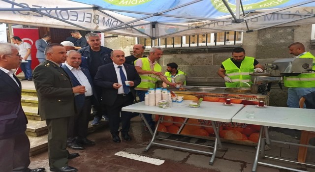 Başkan Demirtaş 15 Temmuz şehitleri için 3 bin lokma tatlısı ikram etti