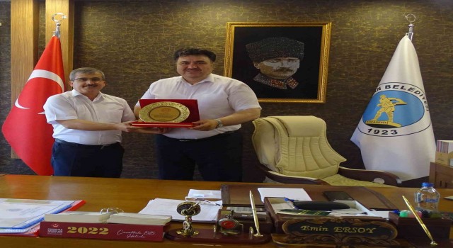 Başkan Ersoya eğitimcilerden teşekkür plaketi