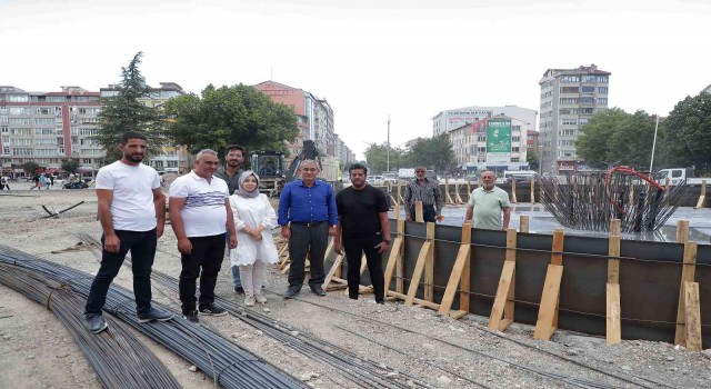 Başkan Işık, Meydan projesi Zafer Bayramına yetiştirilecek şekilde sürüyor