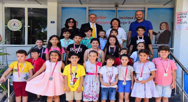 Başkan Kaya madalya verdi, öğrencileri kurslara davet etti