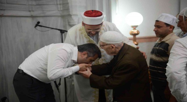 Başkan Oktay Yılmaz bayramı Tatbikat Camiinde karşıladı