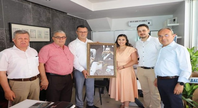 Başkan Öküzcüoğlundan genç mimara Atatürk portresi