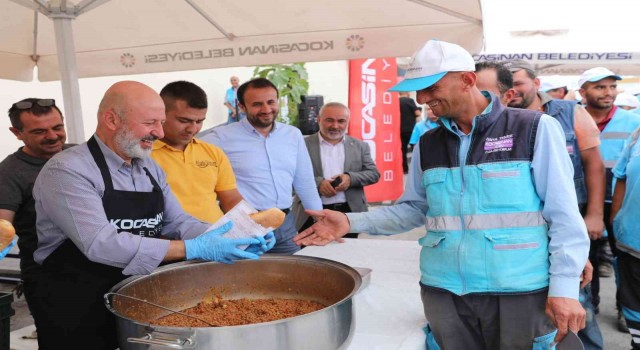 Başkan önlüğü taktı, personeline ekmek arası kavurma ikram etti