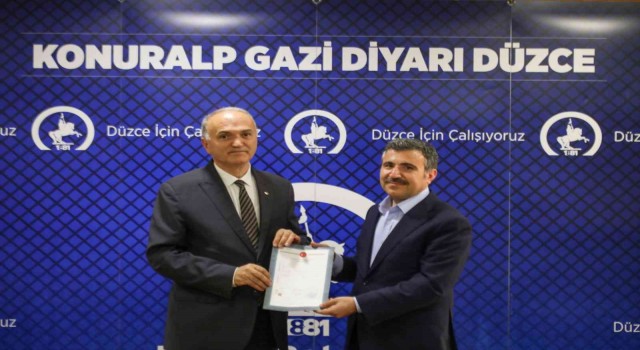 Başkan Özlü tapuyu aldı