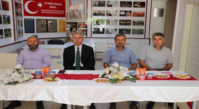 Başkan Öztürk, belediye personeli ve vatandaşlar ile bayramlaştı