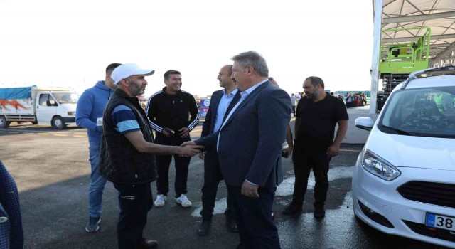 Başkan Palancıoğlu kurban pazarındaki vatandaşlarla bayramlaştı