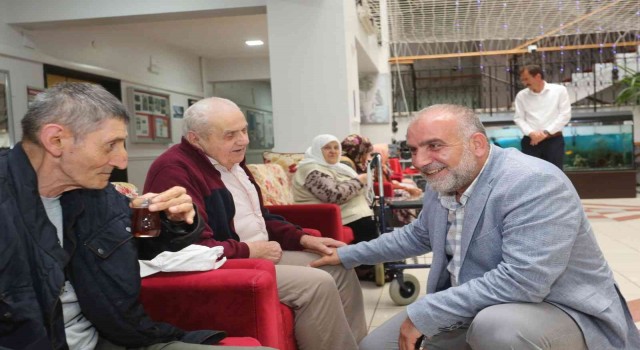 Başkan Sandıkçı, huzurevi sakinleriyle bayramlaştı