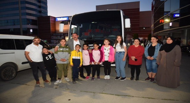 Başkan Vidinlioğlu, yarışamada dereceye giren öğrencileri gezi öncesi uğurladı