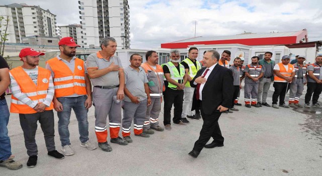 Başkan Yalçın personelle bayramlaştı
