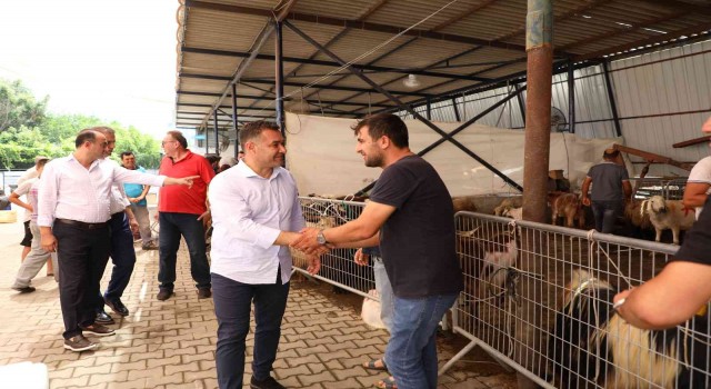 Başkan Yücel kurban kesim yerlerinde vatandaşlarla buluştu