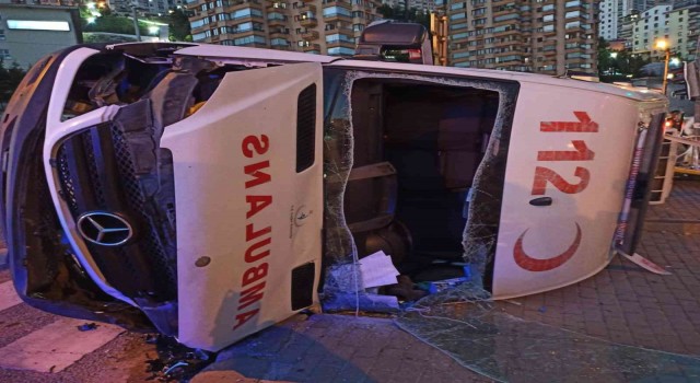 Başkentte hasta taşıyan ambulans otomobille çarpıştı: 3 yaralı