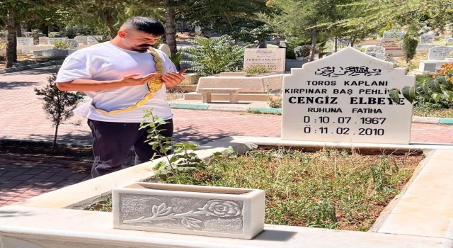 Başpehlivan Şimşek, Cengiz Elbeyenin mezarını ziyaret etti