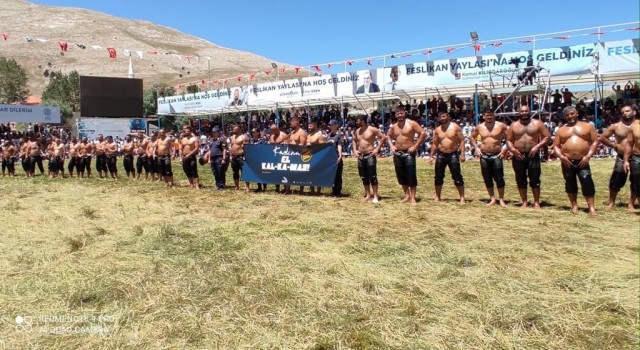 Başpehlivanlardan “Kadına El Kalkamaz pankartı