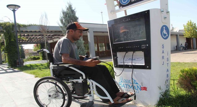 Batmanda hırsızlar engelli vatandaşların araç şarj istasyonlarına dadandı