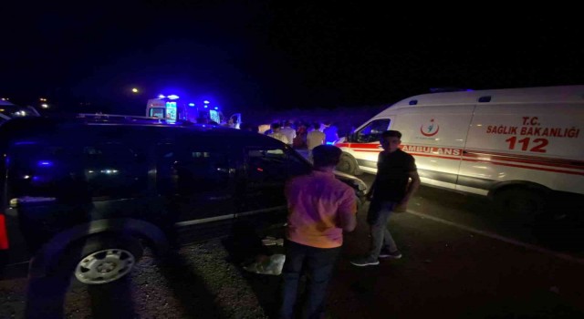 Batmanda iki otomobil kafa kafaya çarpıştı: 10 yaralı