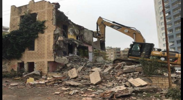 Batmanda metruk binalar yıkılıyor
