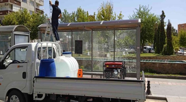 Batmanda otobüs durakları dezenfekte edildi