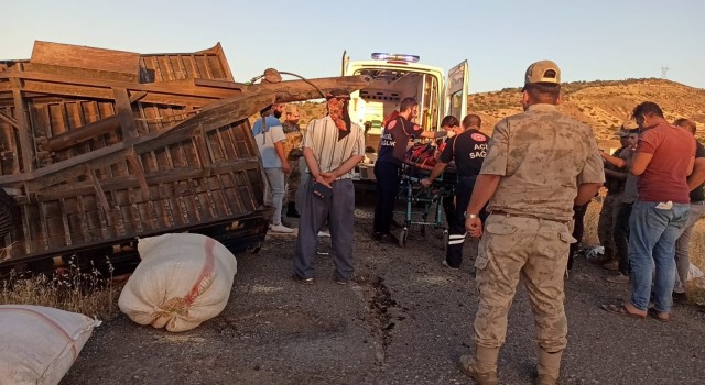 Batmanda saman yüklü traktör devrildi: 2 yaralı