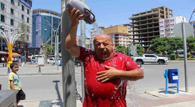 Batmanda sıcaktan bunalan vatandaşlar ilginç yöntemlerle serinliyor