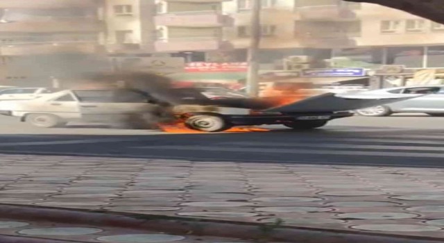 Batmanda trafik ışıklarında bekleyen otomobil alev aldı
