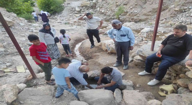 Batmandaki doğal maden suyu çeşmesi şifa arayanların akınına uğruyor