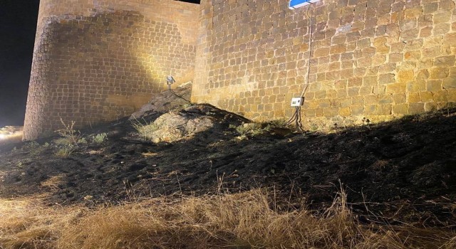 Bayburt Kalesinde örtü yangını