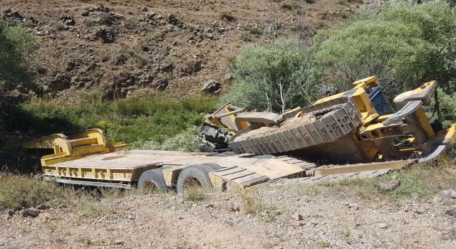 Bayburt Özel İdaresine ait iş makinesi dereye devrildi