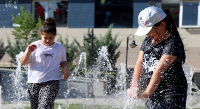 Bayburtta kavurucu sıcaklarda çocuklar fıskiyelerle serinledi