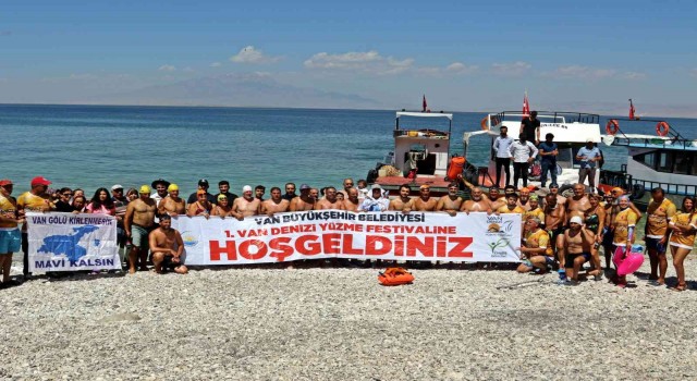 Bayrak teslimi için Vandan Bitlise yüzdüler