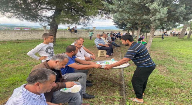 Bayram geleneğini sürdürüyorlar