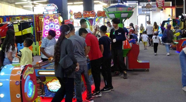 Bayram harçlıklarını toplayan çocuklar oyun alanlarına koştu