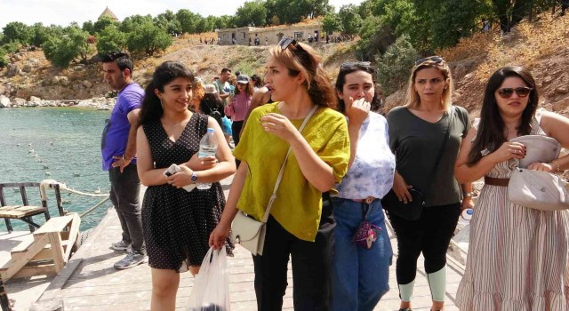Bayramda Akdamar Adası ve ören yerlerine ziyaretçi akını yaşandı