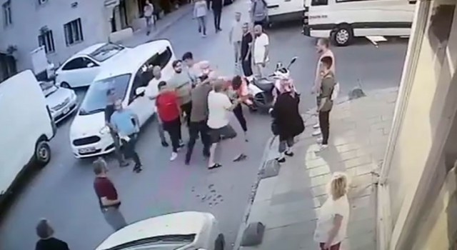 Bayrampaşada kaza yapan sürücüler birbirine girdi
