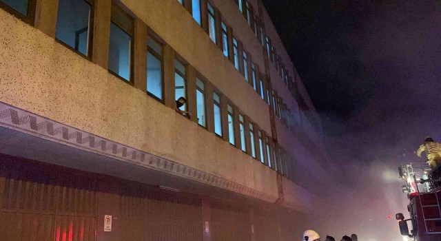 Bayrampaşada yangın çıkan iş yerinde mahsur kalan 3 kişiyi ve köpeği itfaiye kurtardı