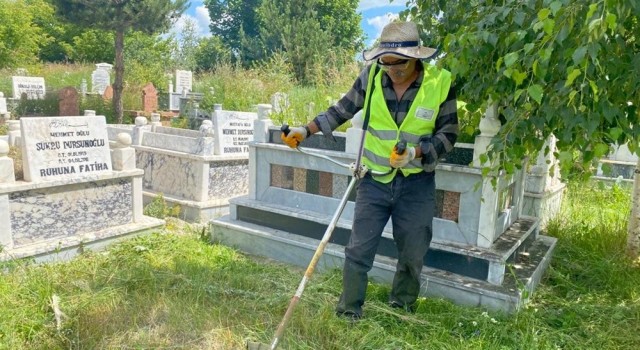 Belediyeden bayram öncesi mezarlık temizliği