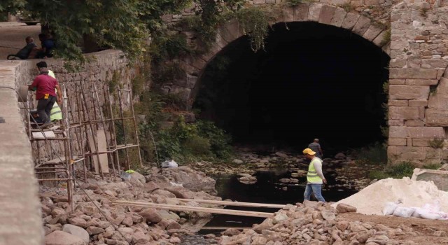 Bergama Selinos Antik Kanalda çalışmalar hızla sürüyor