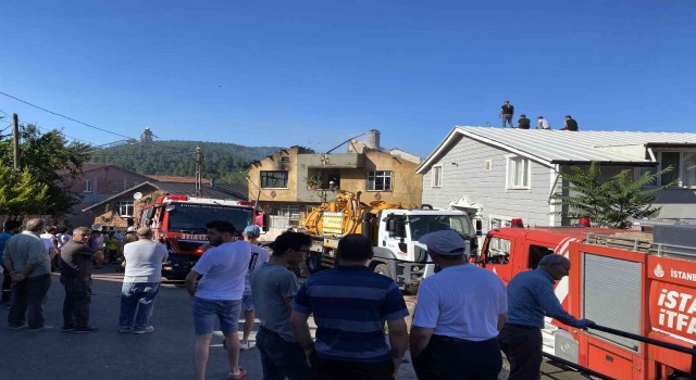 Beykozda çatı yangını alt kattaki daireye sıçradı