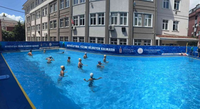 Beyoğlunda çocuklar, yazın tadını portatif yüzme havuzlarında çıkartıyor