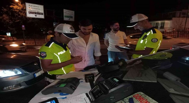 Beyoğlunda yapılan denetimde 37 bin 659 TL ceza uygulandı; 3 korsan taksi yakalandı