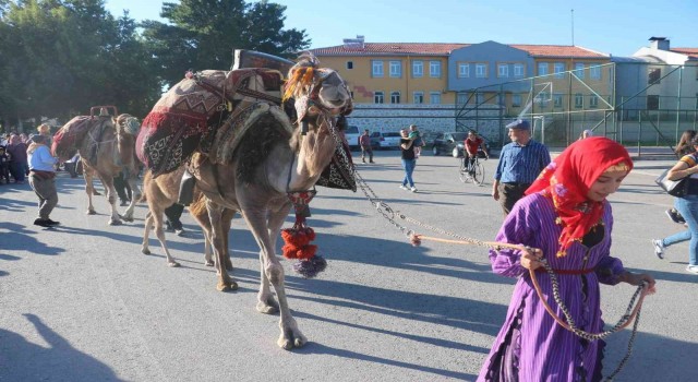 Beyşehirde develerle temsili Yörük göçü canlandırıldı
