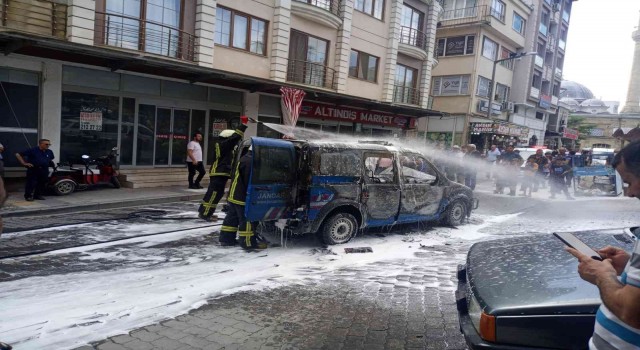 Bigada jandarmaya ait araç yandı