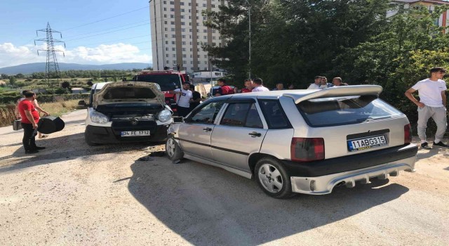Bilecikte 2 araç kafa kafa çarpıştı, 3 kişi yaralandı